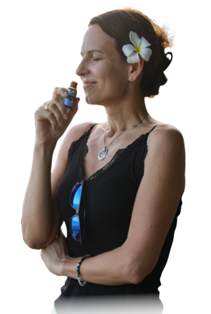 Aromaterapia clínica y bioseguridad residencial por Vycenthe Strada en CDMX: Mujer con lavanda fresca representando pureza y alto rendimiento para el hogar.